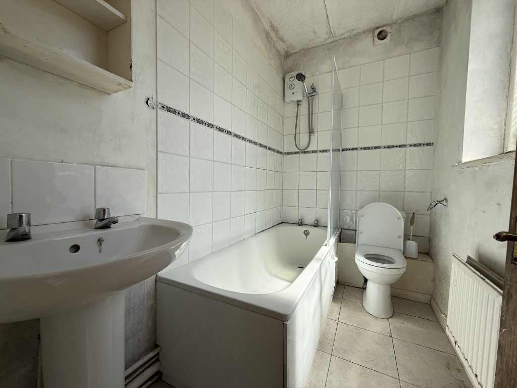 Lot: 93 - TWO-BEDROOM HOUSE REQUIRING IMPROVEMENT CLOSE TO TOWN CENTRE - Bathroom